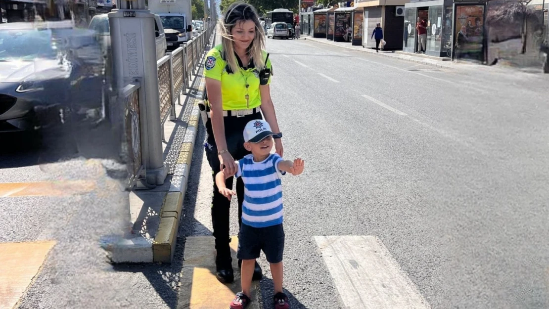 Minik trafikçinin hayali polis olmak