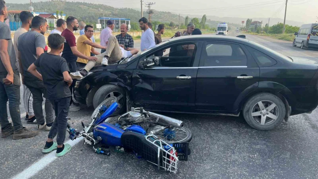 Motosiklet ile otomobil çarpıştı: 1 Yaralı