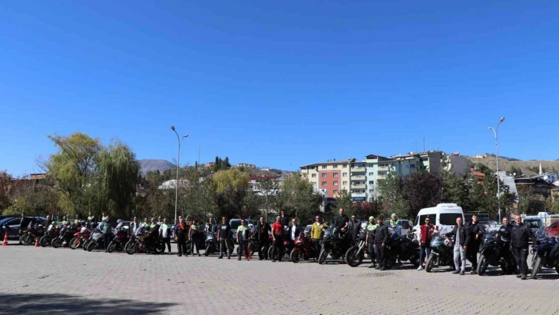 Motosikletçiler Oltu'da şov yaptı