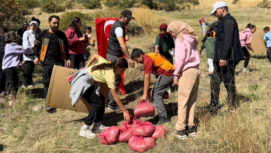 Muradiye'de yaban hayvanları için doğaya yem bırakıldı