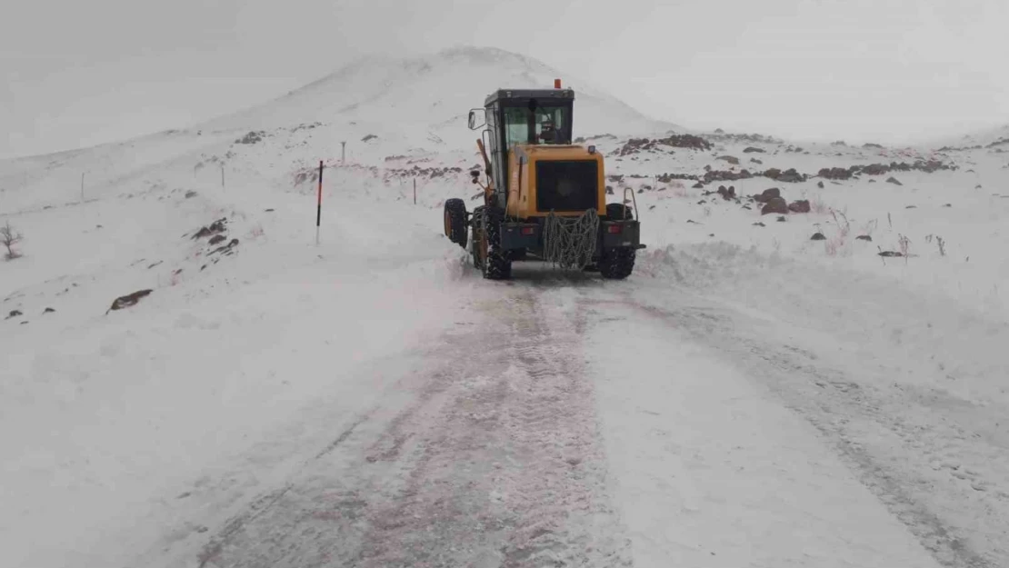 Muradiye'de yol açma çalışmaları devam ediyor