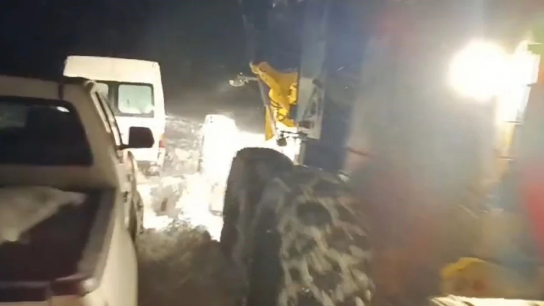 Muradiye'de yolda mahsur kalan işçiler kurtarıldı