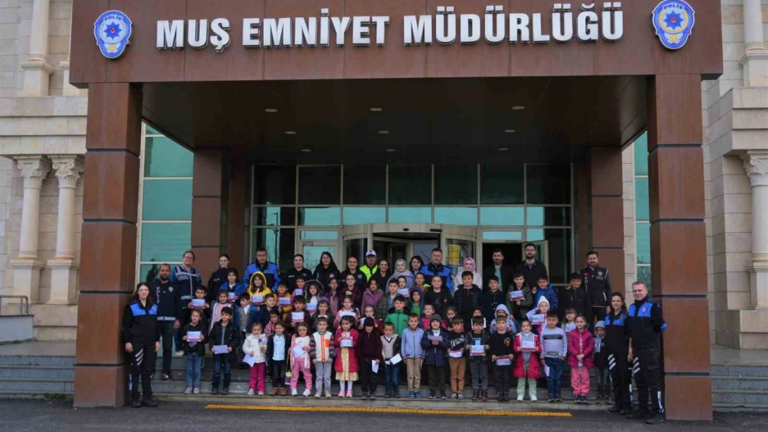 Muş polisi, çocuklara sinema keyfi yaşattı