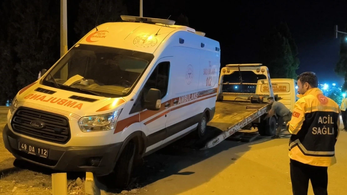 Muş'ta ambulans kaza yaptı: 2 yaralı