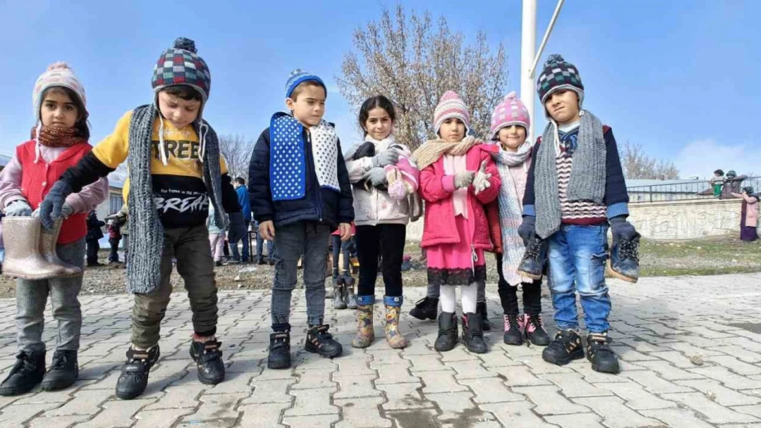 Muş'ta bir araya gelen gönüllüler köy okullarındaki öğrencileri sevindiriyor