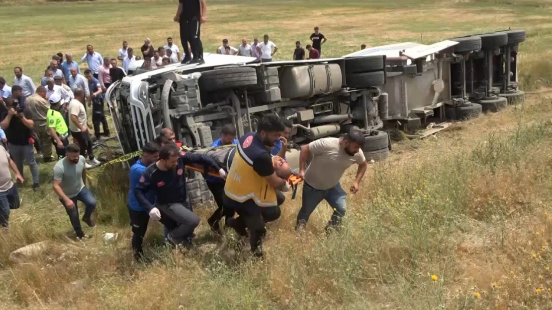 Muş'ta çimento aracı kaza yaptı: 1 yaralı