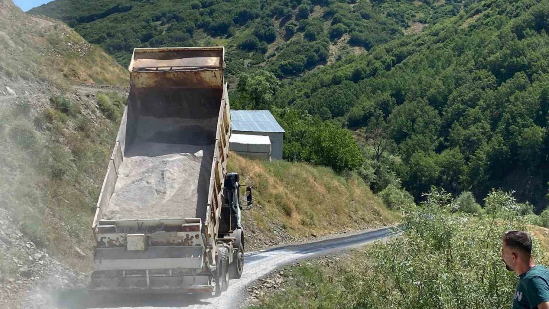 Muş'ta etkili olan sıcaklar asfaltı eritti