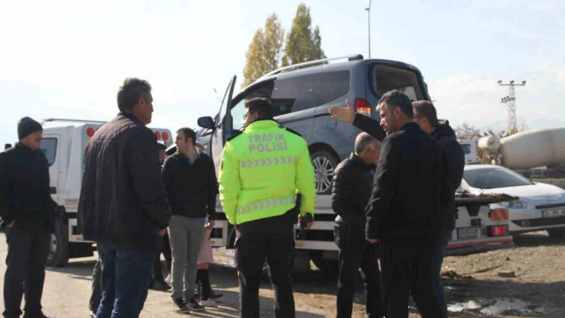 Muş'ta hafif ticari araca yük treni çarptı