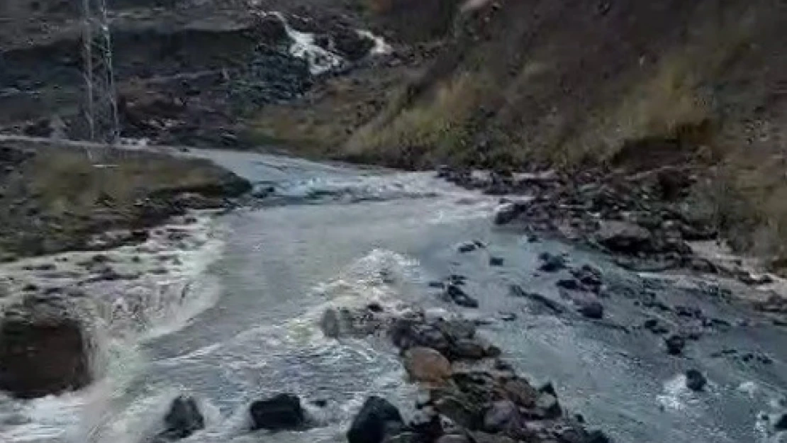 Muş'ta heyelan köy yolunu ulaşıma kapattı