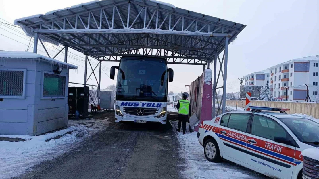 Muş'ta jandarma ekipleri otobüsleri denetledi