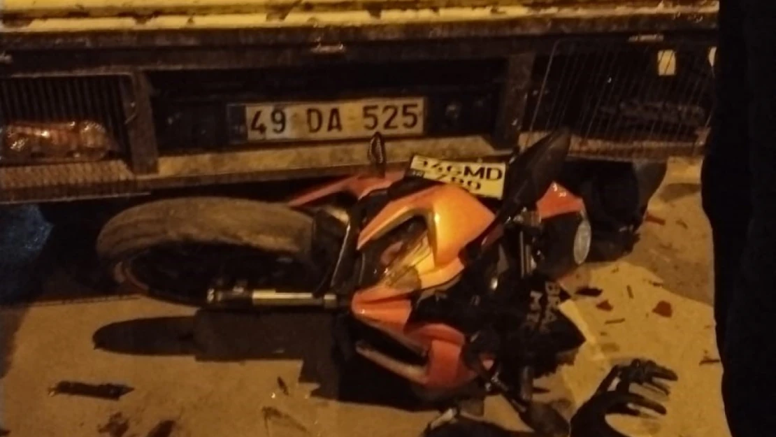 Muş'ta otomobilin çarptığı motosiklet kamyonetin altına girdi: 2 yaralı