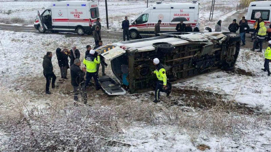 Muş'ta servis minibüsü devrildi: Sürücü ile 15 öğretmen yaralandı