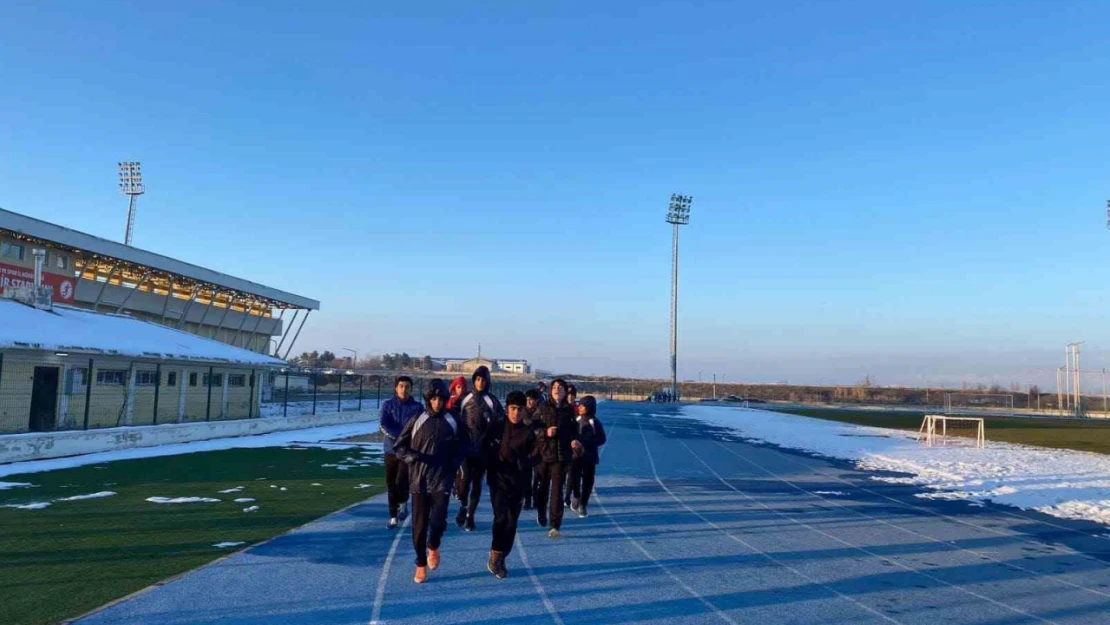 Muş'ta soğuk hava bile sporcuları durdurmadı