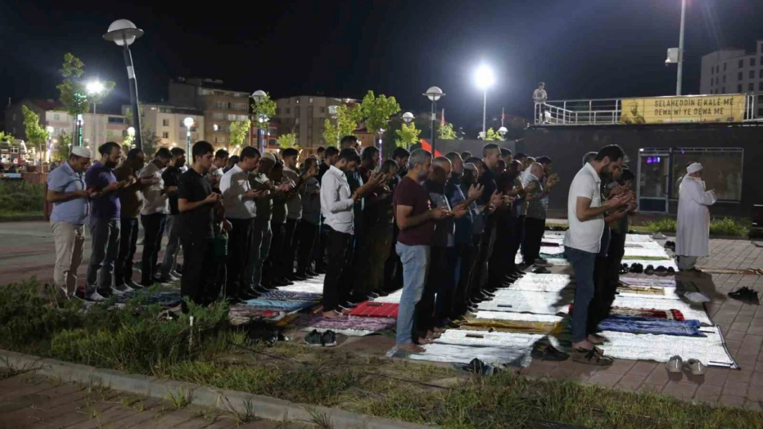 Muş'ta vatandaşlar Filistin için namaz kılıp dua etti