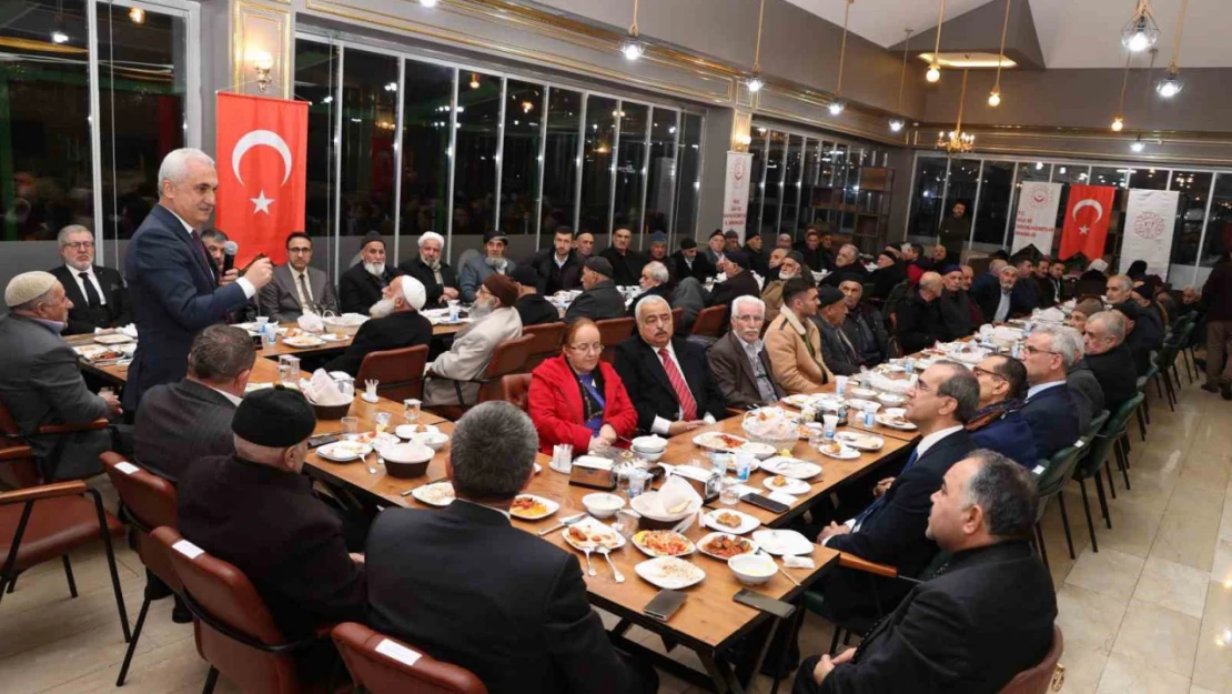 Muş'ta yaşlılar iftarda buluştu
