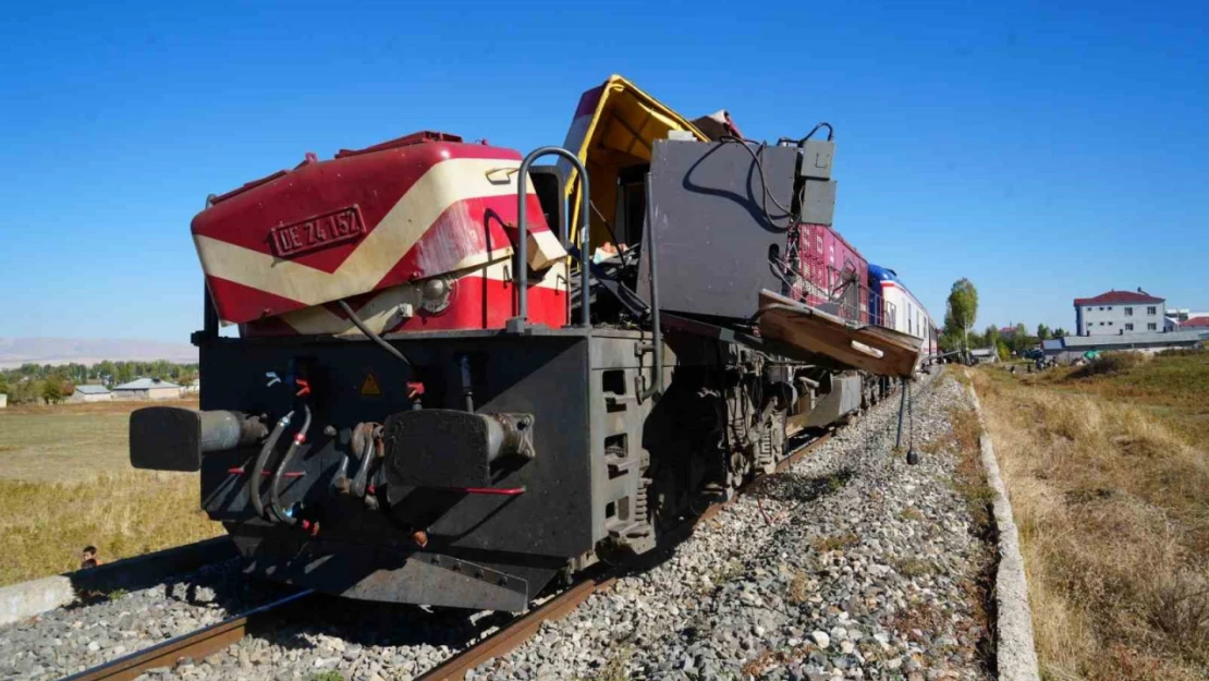 Muş'ta yolcu treni beton pompasına çarptı 1 ölü, 2 yaralı