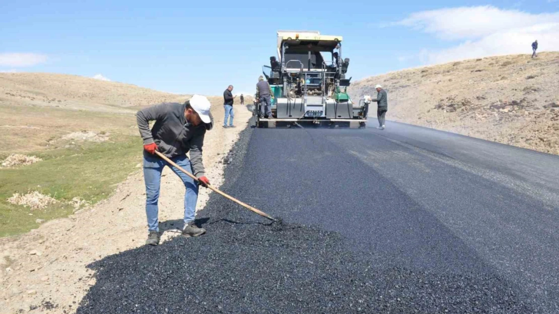 Muş'ta yollar sıcak asfaltla kaplanıyor