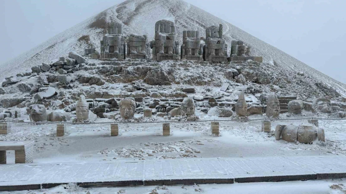 Nemrut'a mevsimin ilk karı yağdı