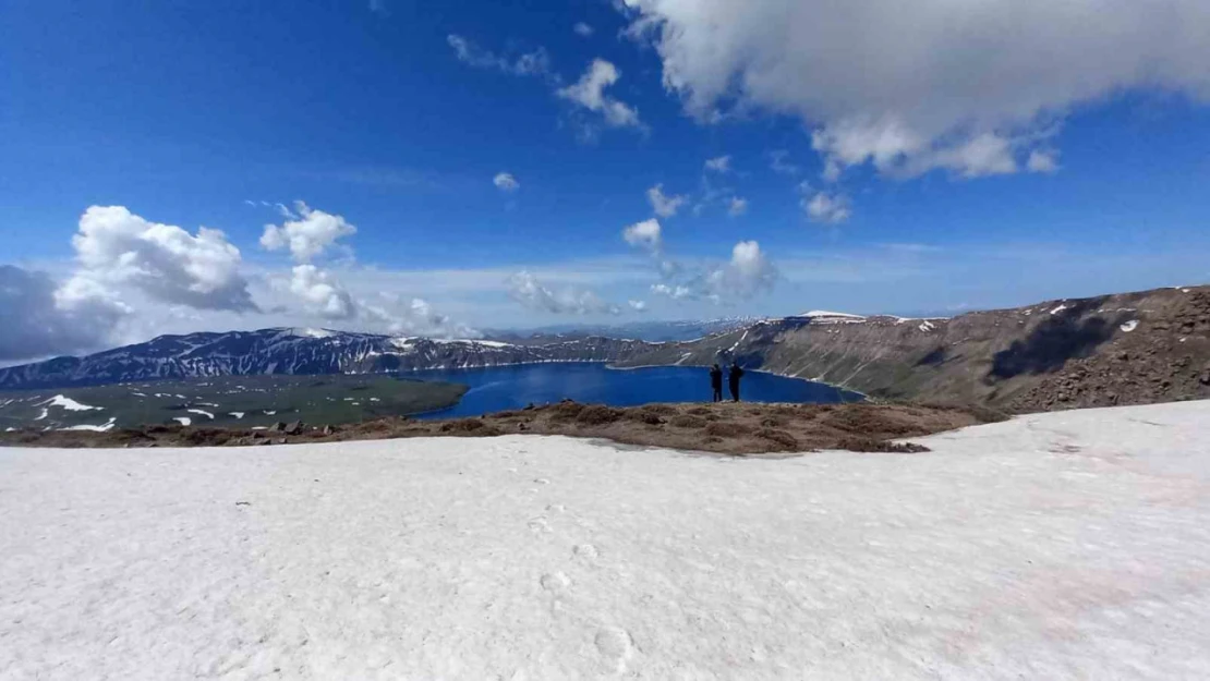 Nemrut Kalderası'nın bir yanı kar bir yanı bahar