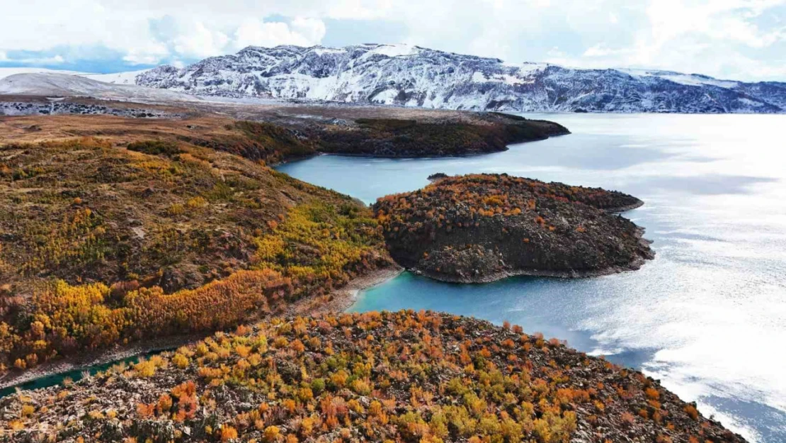 Nemrut Kalderası'nın bir yanı sonbahar bir yanı kış