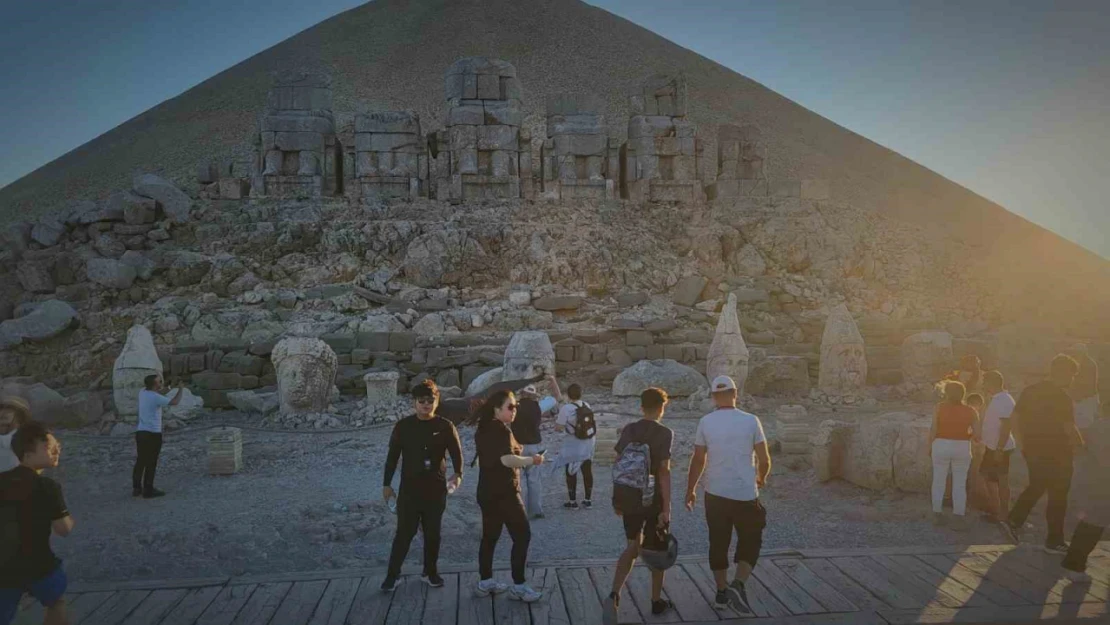 Nemrut'un zirvesinde her yıl binlerce kişi güneşin doğuşunu ve batışını izliyor