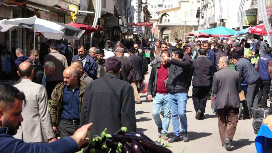 Normalleşen Van'da bayram alışverişi hareketliliği