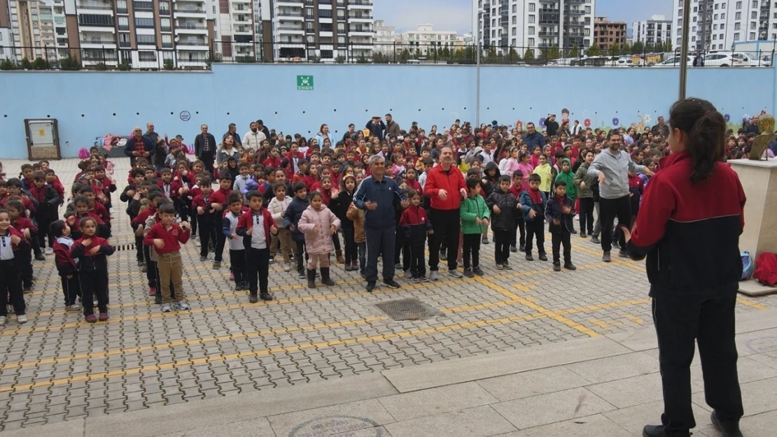 Öğrenciler ders öncesi spor yaptı