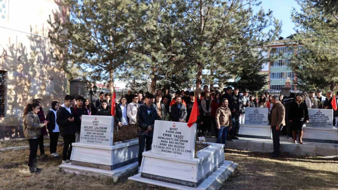 Öğrenciler şehitliği ziyaret ederek dua etti