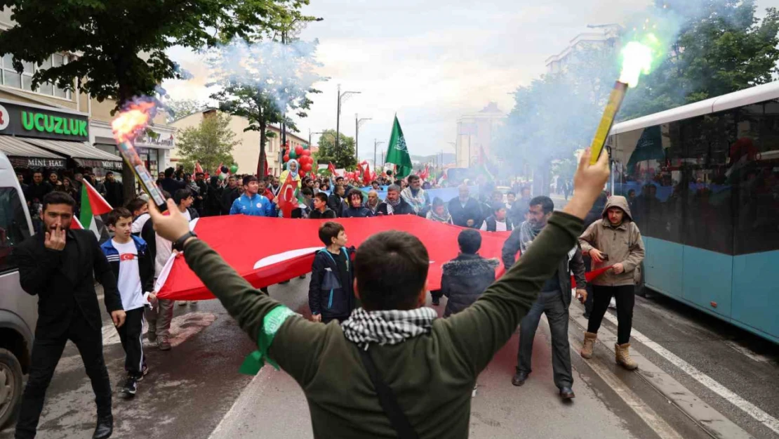 Öğrencilerin kalbi  Filistin ve Doğu Türkistan için attı