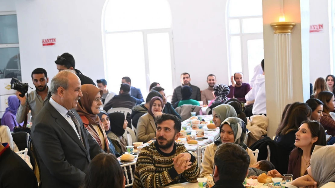 Oğuzeli'nde öğretmenler yemek programında bir araya geldi