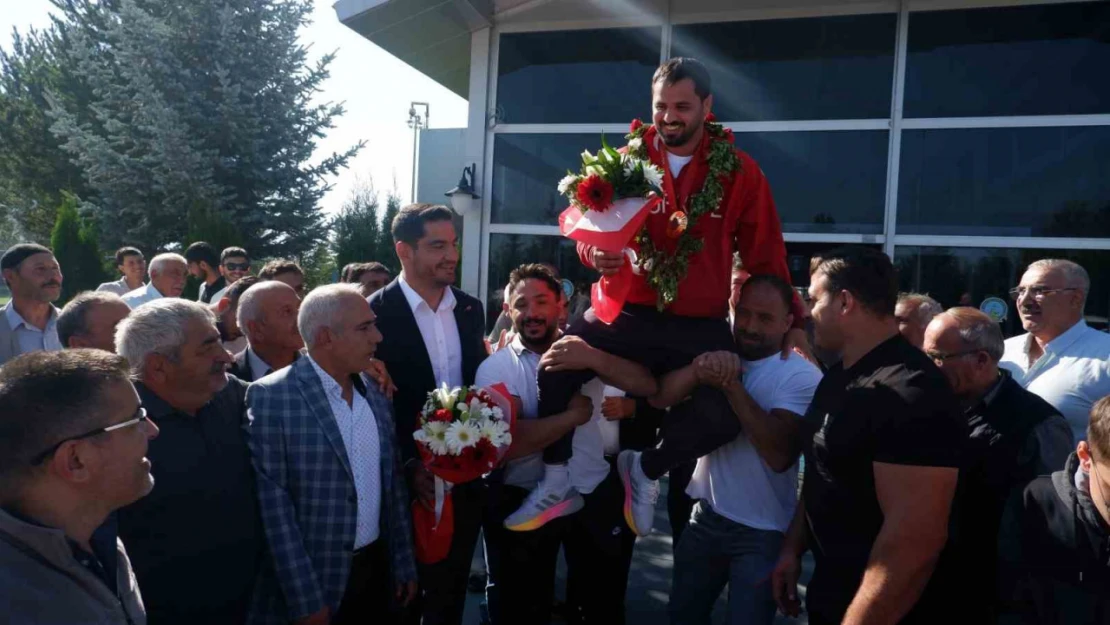 Olimpiyat şampiyonu İbrahim Bölükbaşı, memleketi Erzurum'da omuzlarda karşılandı