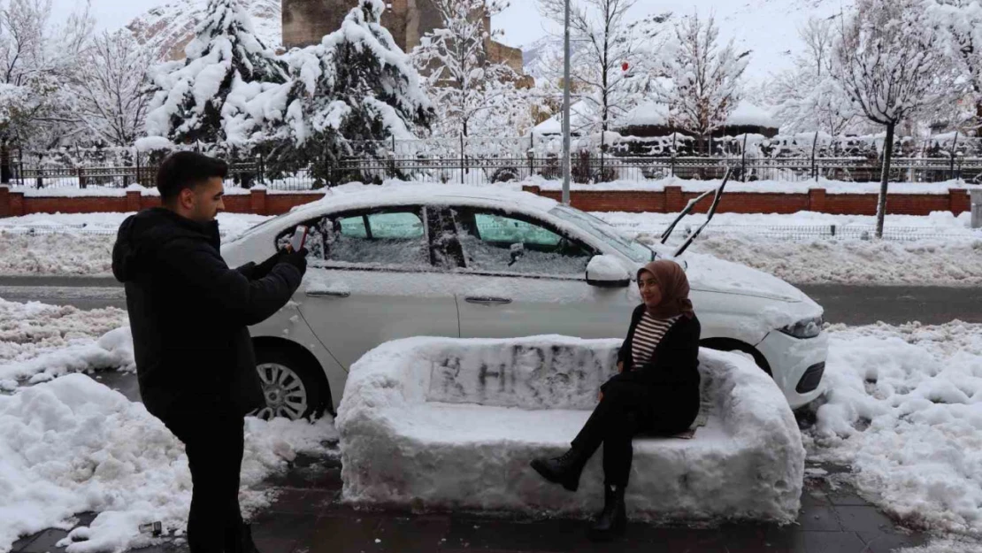 Oltu'da esnaf kardan adam yerine kardan koltuk yaptı