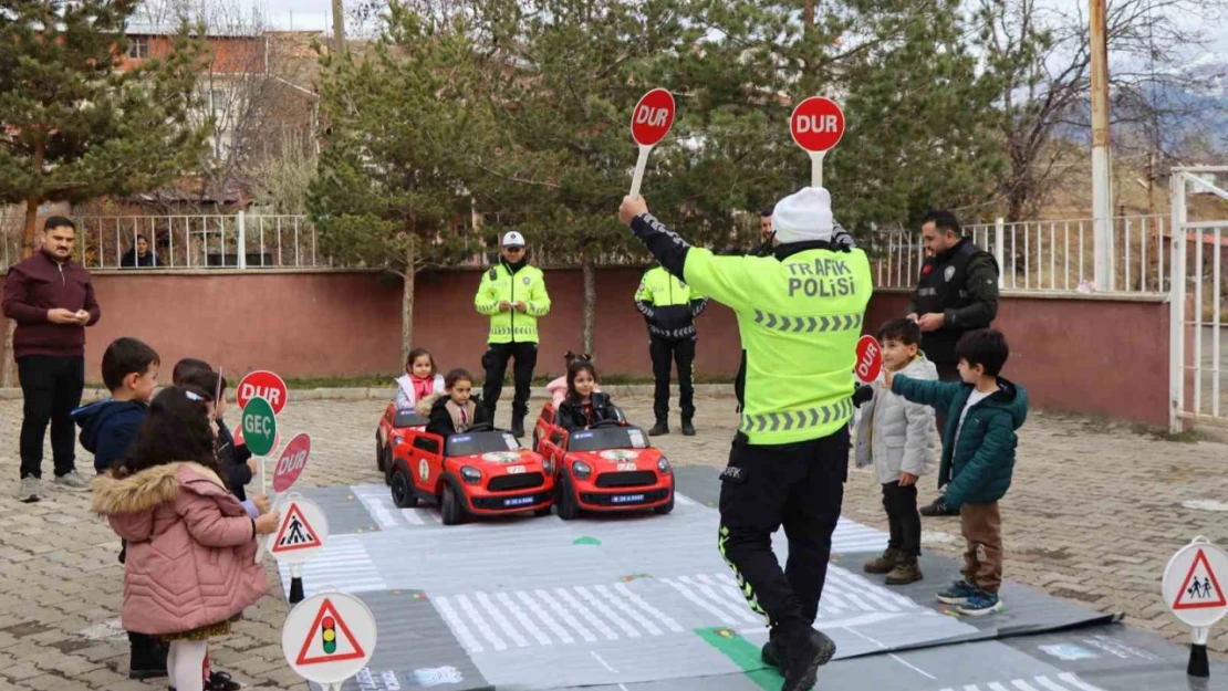 Oltu'da öğrenciler, yapay pistte trafik kurallarını öğrendi