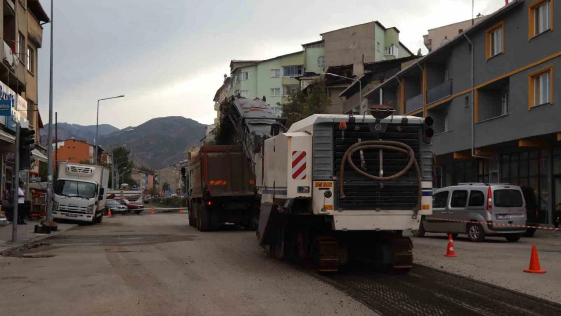 Oltu'da yollar yeniden asfaltlanıyor