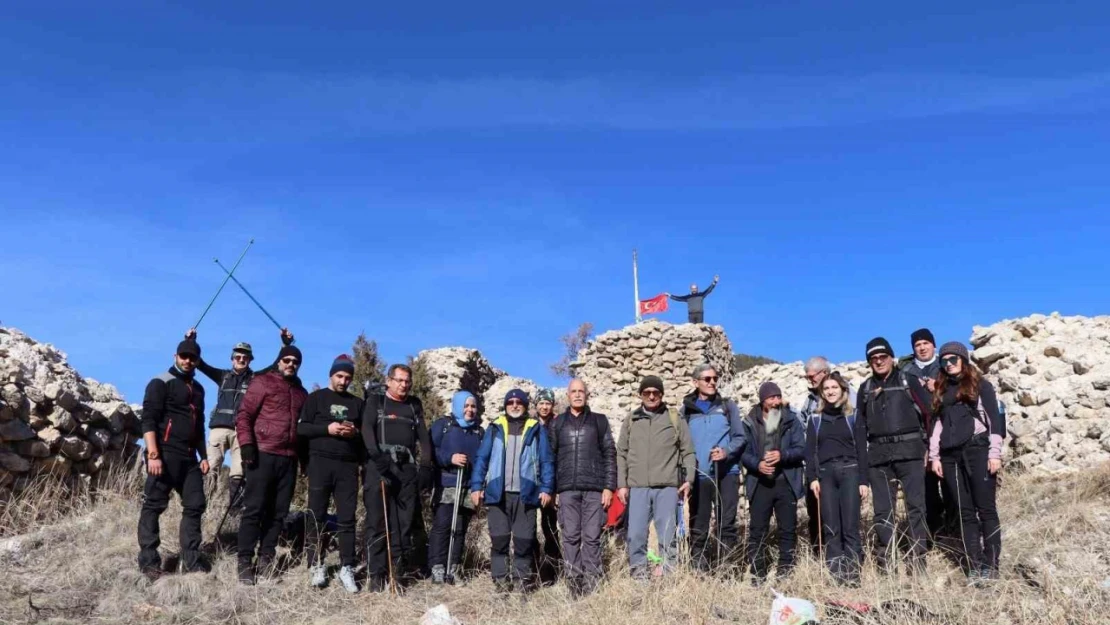 Oltu Tarmut Kalesi'nde İstiklal Marşı okuyup kupa maçında yaşanan olaylara tepki koydular