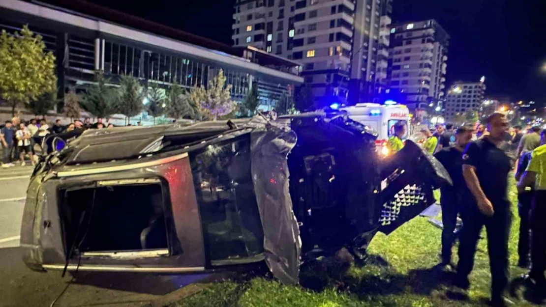 Önündeki araca çarpan otomobil 60 metre sürüklendi: 1'i ağır 3 yaralı