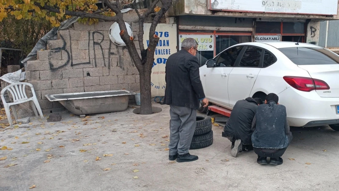 Oto lastikçilerde kış lastiği yoğunluğu