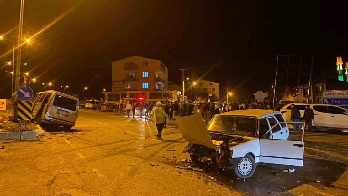 Otomobil ile hafif ticari araç çarpıştı:7 yaralı