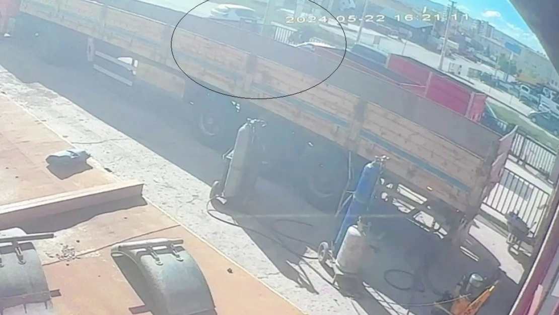 Otomobil ile motosiklet çarpıştı, kaza anı kameraya yansıdı