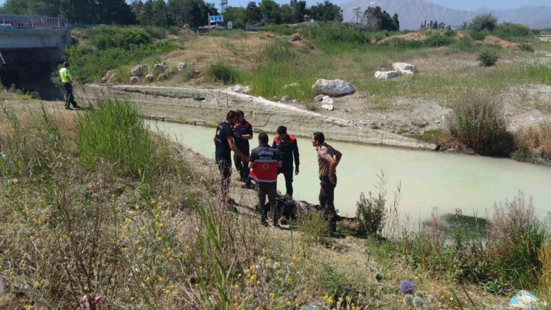 Otomobil su kanalına uçtu: Baba ve oğlu hayatını kaybetti