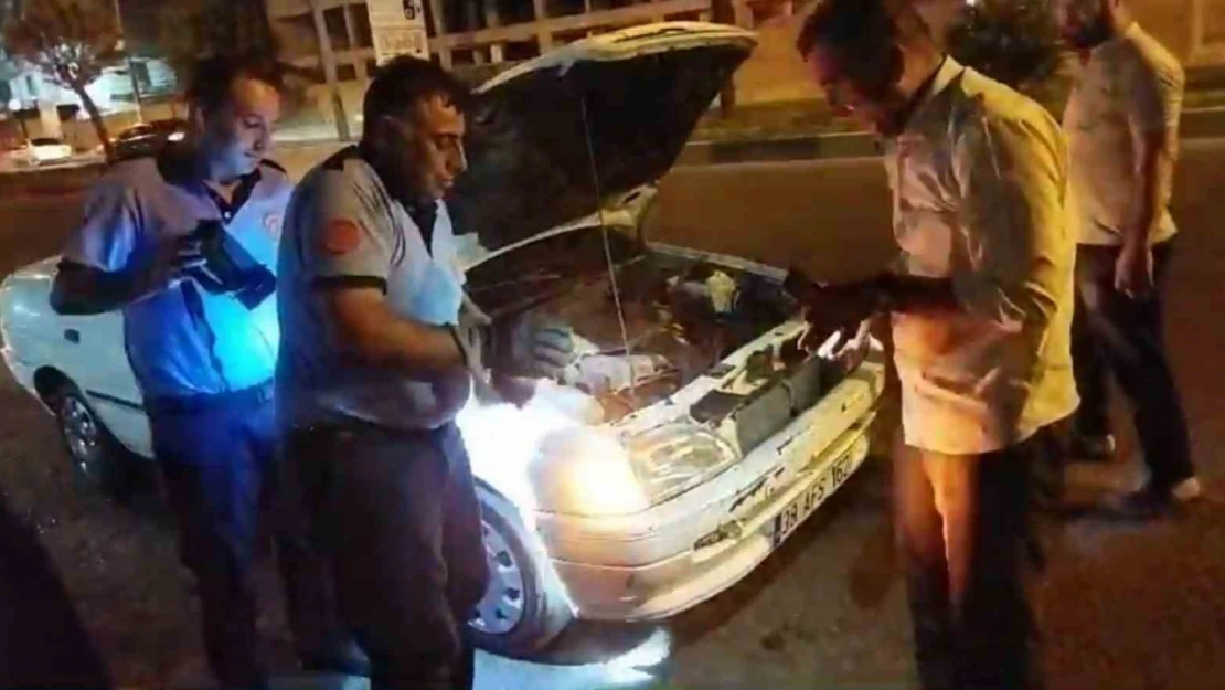 Otomobilin motoruna giren kediyi itfaiye çıkardı