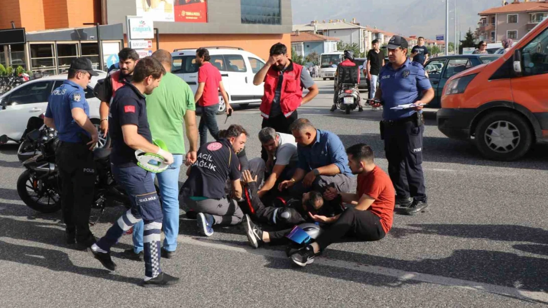 Otomobille çarpışan motosiklet sürücüsü ağır yaralandı