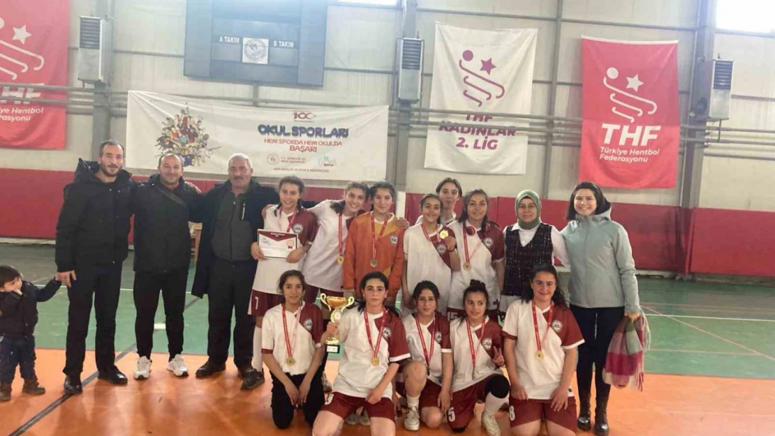 Özalp Kız Futsal Takımı il birincisi oldu