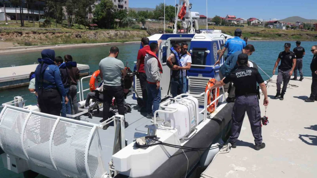 Özel öğrenciler polis botuyla Van Gölü'nü gezdi