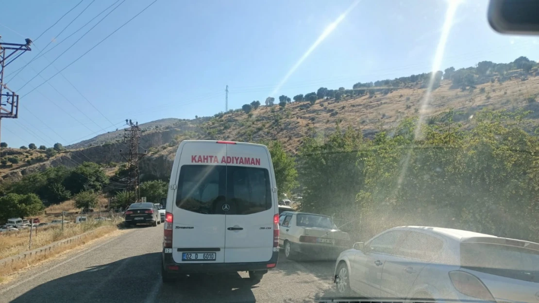 Piknikçilerin hatalı parkı yolu trafiğe kapattı