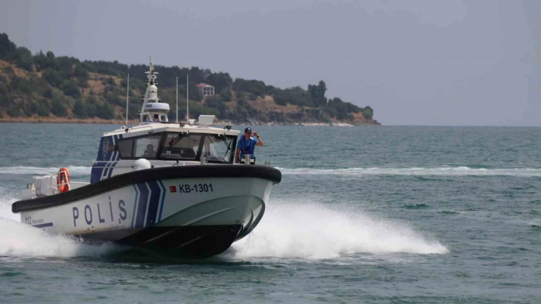 Polis botu Van Gölü'nde kaçak avlanmaya izin vermiyor