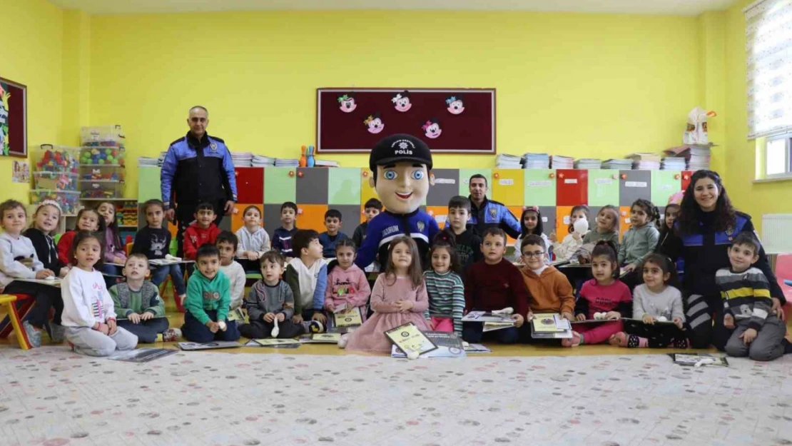 Polis çocukları ve gençleri unutmuyor