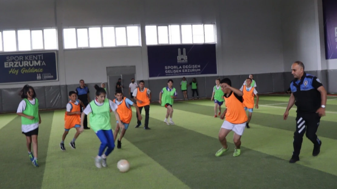 Polis Erzurum'da çocuklarla futbol oynadı, evleri ziyaret etti