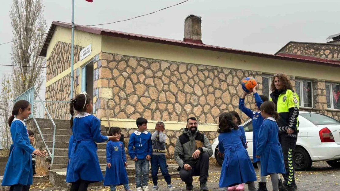 Polisten minik kalplere küçük dokunuş