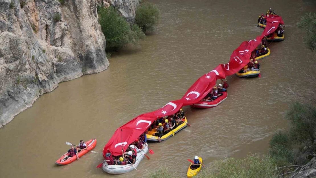 Rafting yapan gaziler Karasu Nehri'nde 50 metre uzunluğunda Türk bayrağı açtı